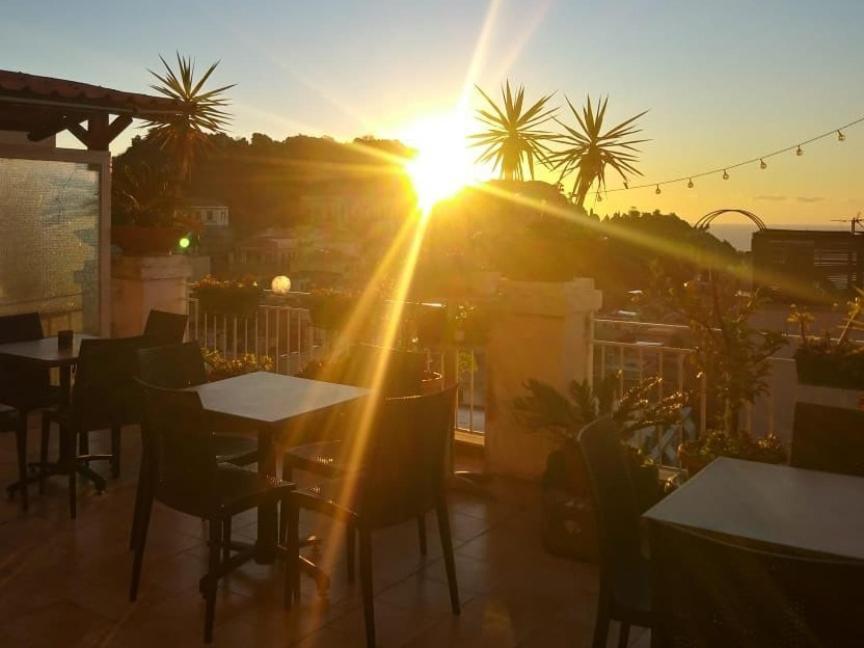 "Private Room" Stanza Privata With Private Bathroom - Shared Kitchen And Beautiful Terrace On Taormina Center Hostel Taormina Ruang foto